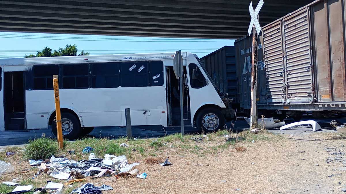 accidente tren y camión de pasajeros