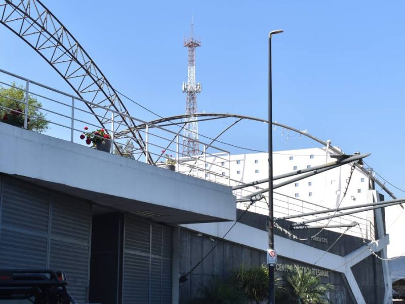 Fuertes vientos desprenden lona del Centro Gastroartesanal; costará un millón reponerla