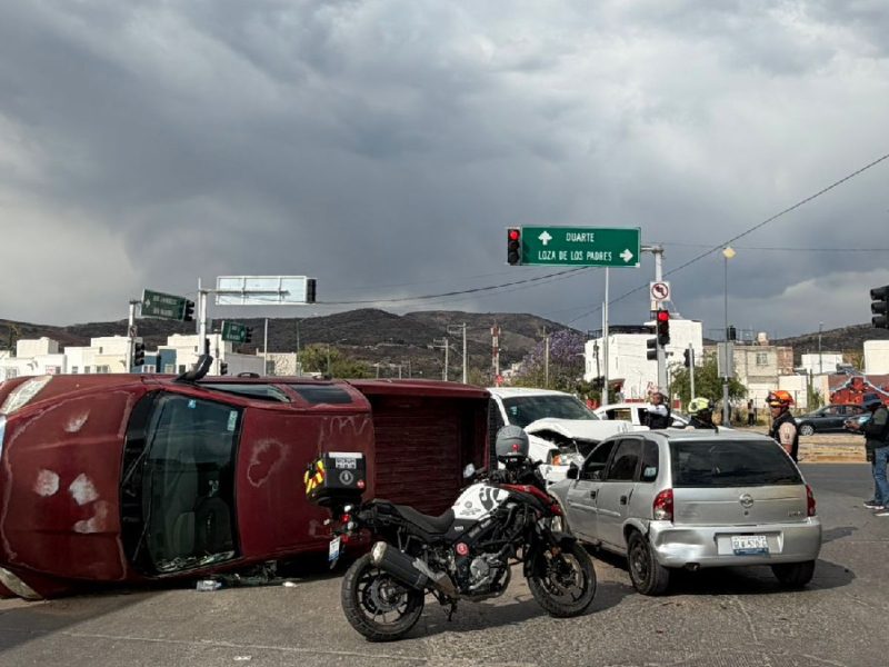 Carambola y volcadura en Eje Metropolitano deja dos heridos