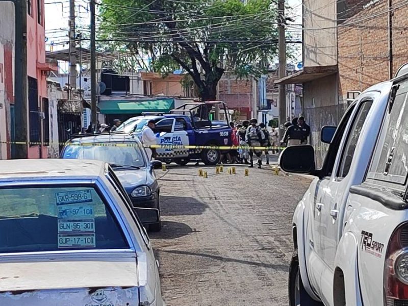 Terror en la colonia El Refugio: Sicarios disparan 10 veces contra frutería; hieren a Juanito y matan a otro hombre