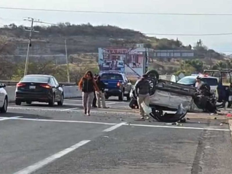 “Pegó en algo y se volcó”: Muere conductor de camioneta Nissan en carretera de Comonfort