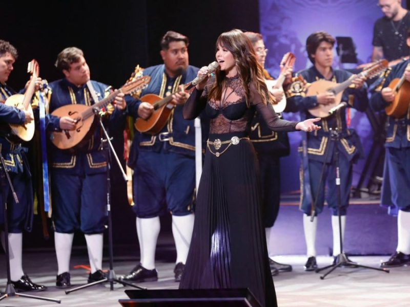 Lucero y Estudiantina de la UG festejan declaración de Patrimonio Cultural con gran concierto en el Teatro Juárez