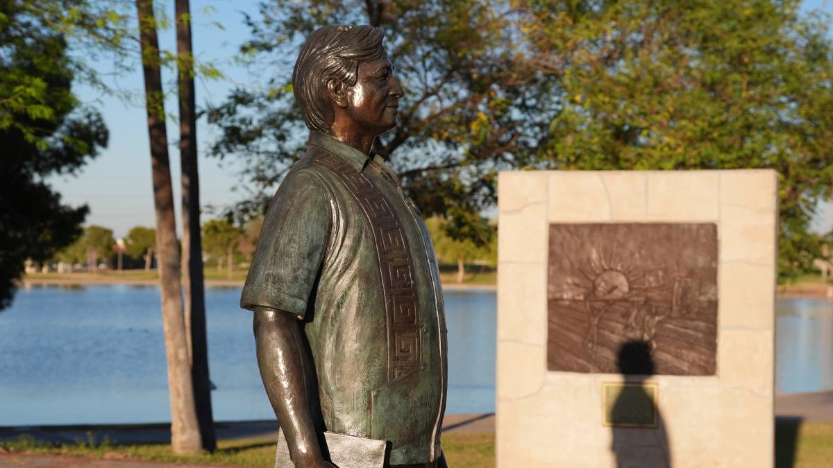 dia-cesar-chavez-estatua