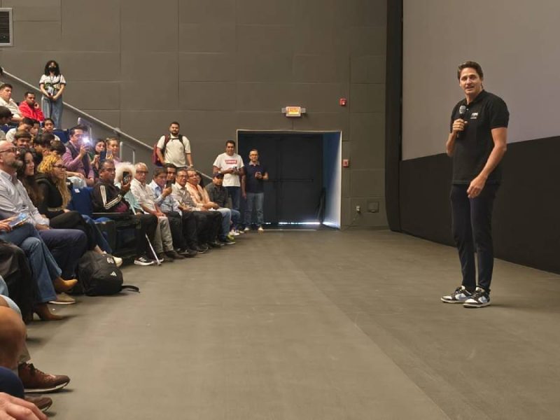 Edmílson el campeón del mundo que cambió las naranjas por la gloria, motiva a niños en León 