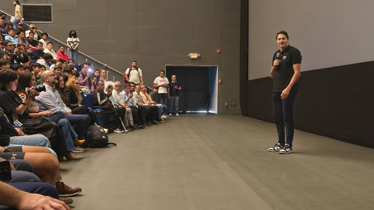 Edmílson el campeón del mundo que cambió las naranjas por la gloria, motiva a niños en León  - Ituriel Pérez