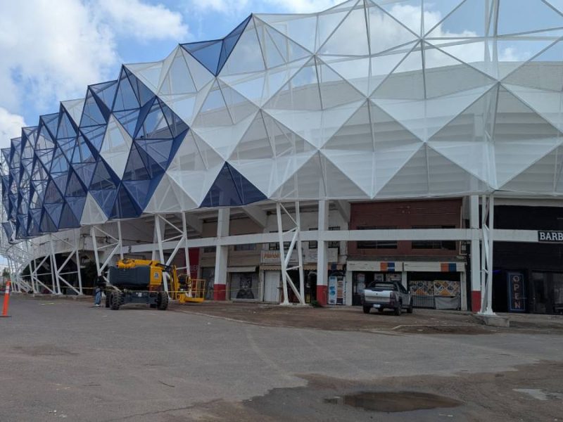 Comerciantes del estadio Sergio León Chávez temen caída en ventas por retiro de mobiliario