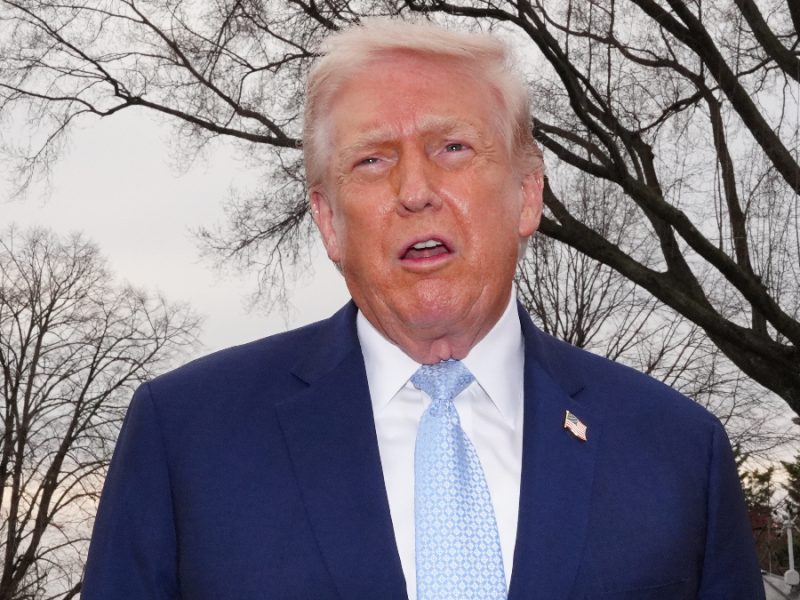 Alerta en aeropuertos de EU: Trump desplegará al ICE este lunes ante crisis en Congreso