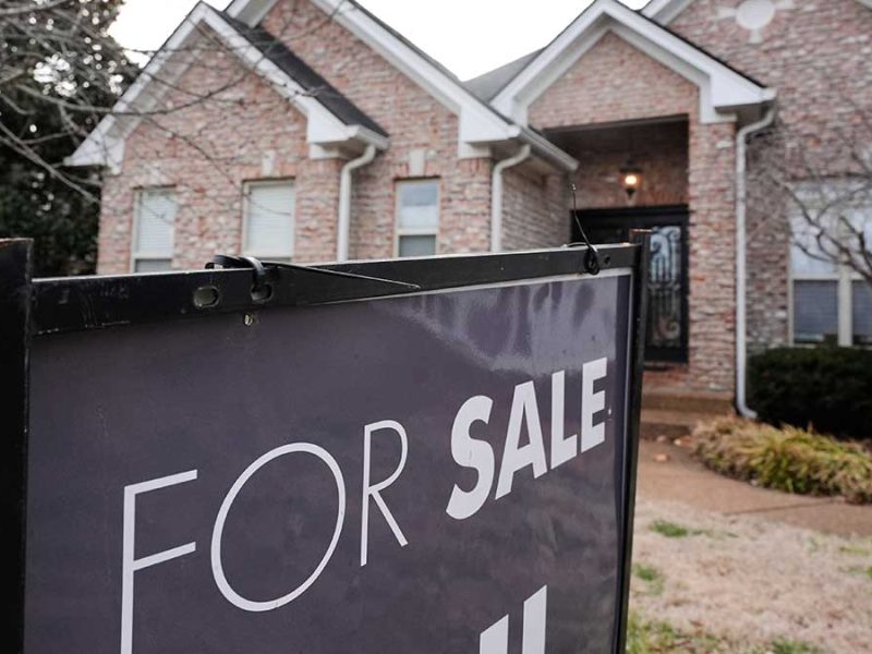 Golpe al mercado inmobiliario: Tasas hipotecarias en EU alcanzan su pico más alto en meses