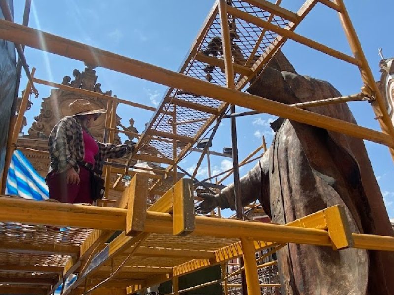 Protegen el bronce de Juan Pablo II: Limpian la emblemática estatua de la Catedral de León ante daños por clima y desgaste