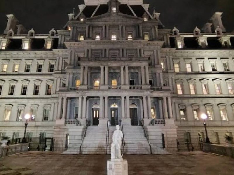 Instala Donald Trump estatua de Cristóbal Colón frente a la Casa Blanca