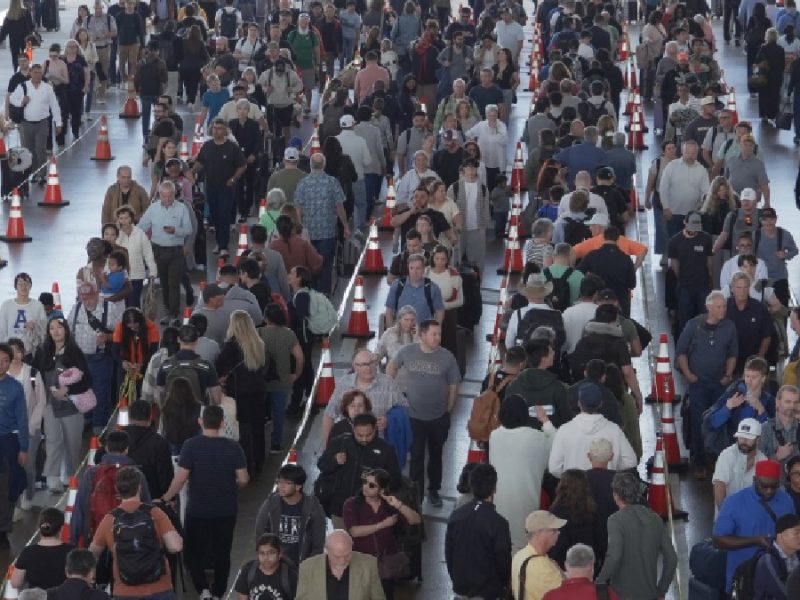 Trump dice que firmará orden para pagar a agentes de TSA mientras el Congreso lidia con financiamiento