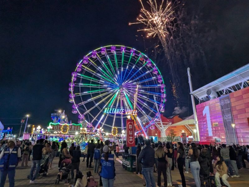 Comienza la fiesta con fuegos artificiales y música en la Feria de las Fresas 2026