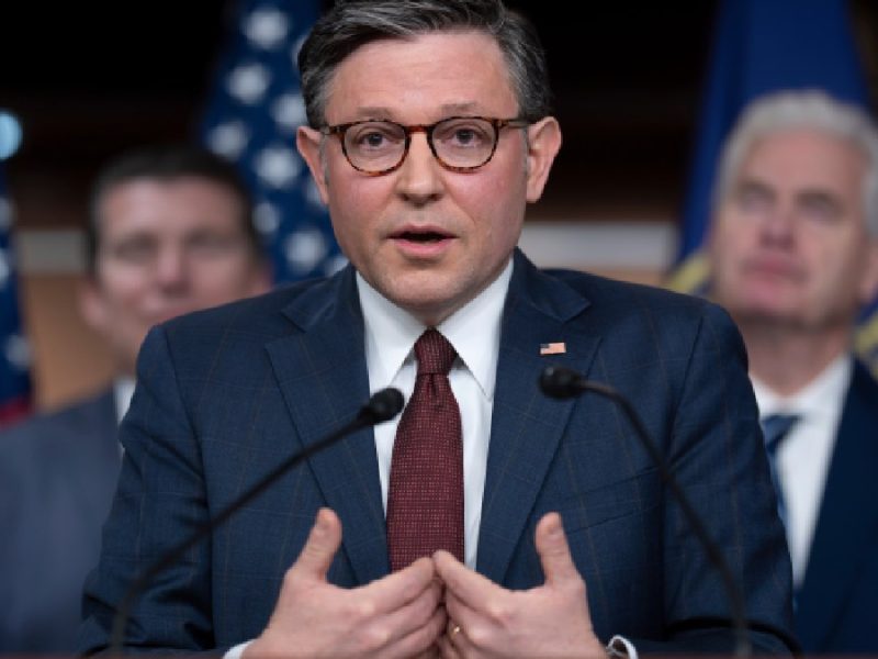 Trump firma acción ejecutiva para pagar a empleados de TSA; Congreso no logra acuerdo sobre DHS