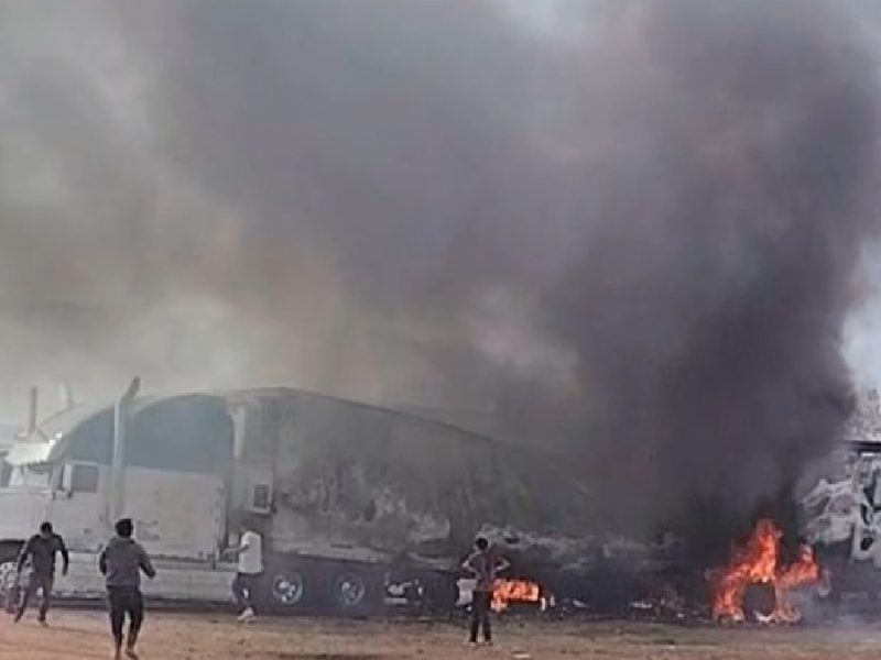 Incendio de pastizal llega a pensión y consume remolques de tractocamión