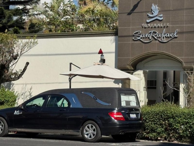 Arriba cuerpo de Roberto Castañeda a funeraria de Celaya; le acompañan varios funcionarios