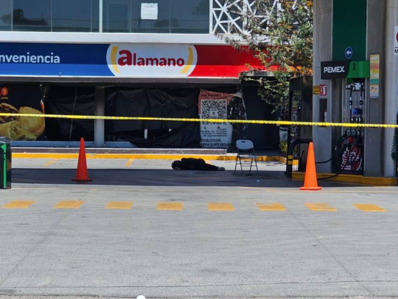 Quedó entre las bombas de gasolina: Asesinan a hombre en gasolinera de Salamanca