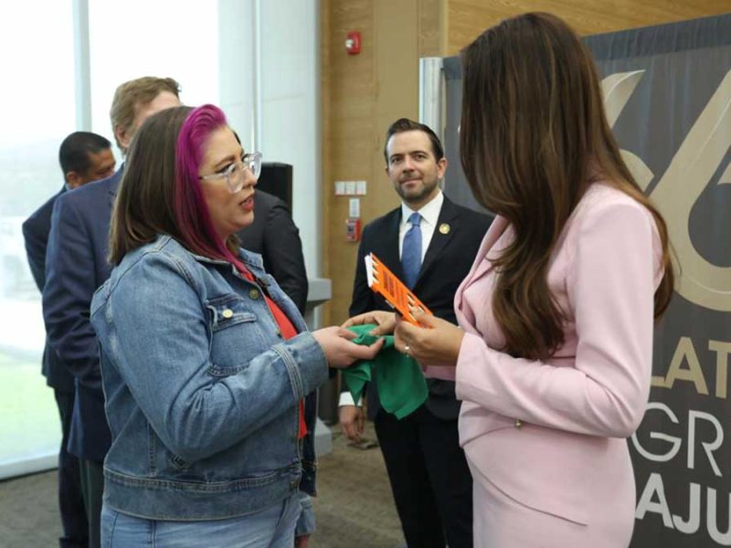 Diputada de MC regala pañuelo verde y libro feminista a Gobernadora