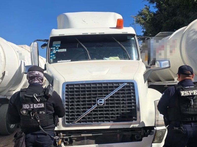 Delata fatal olor 28 mil litros de huachicol abandonados en pipas, en la Cortazar-Jaral del Progreso