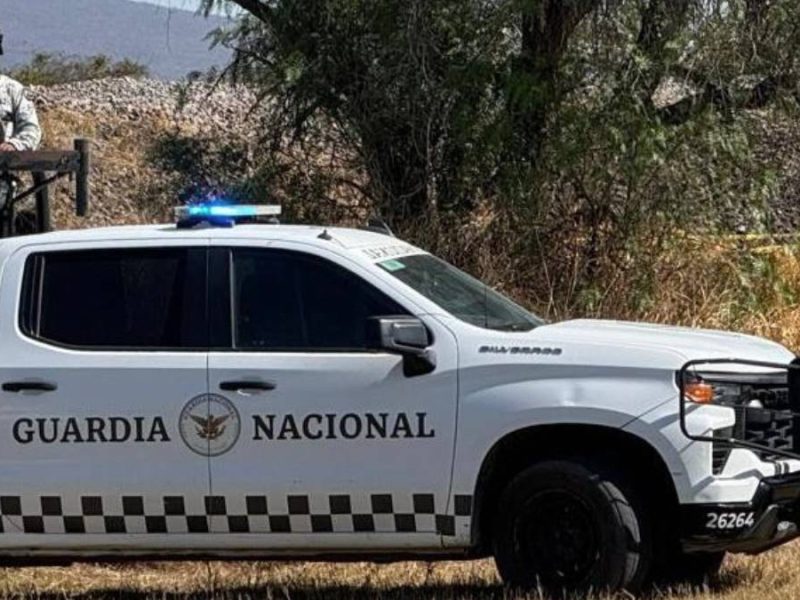 ¡Lo tenían enterrado! Hallan tinacos con huachicol en pleno eje de Celaya