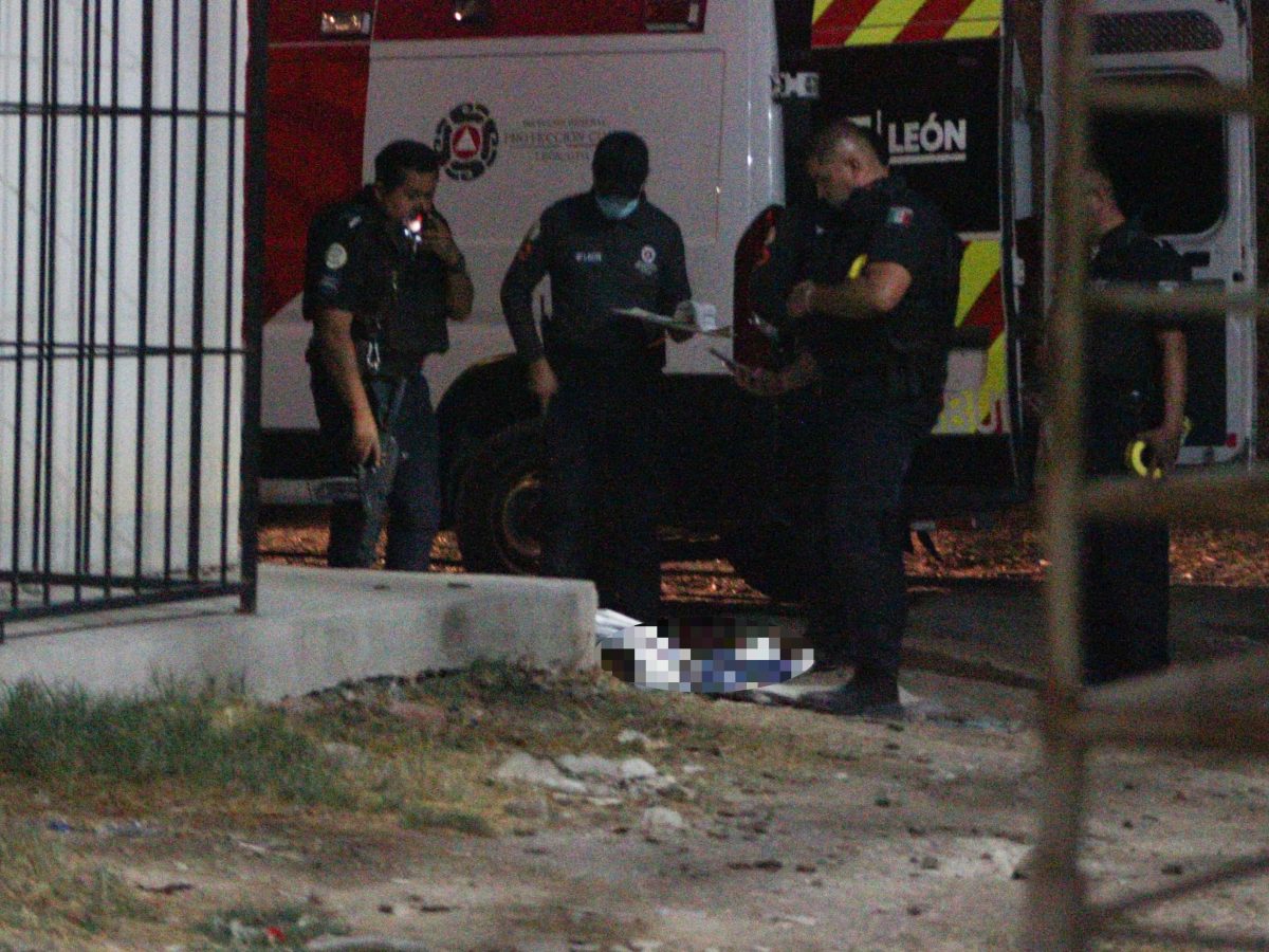 De dos balazos matan a joven en León; lo persiguen entre edificios de Cañada del Real