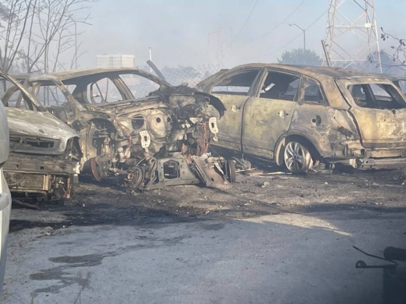 Incendio en Irapuato: Quema de pastizal alcanza yonke “El Canijo” y calcina autos