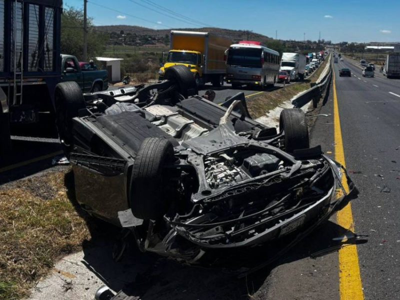 ¿Qué pasó en la Irapuato-Abasolo? Accidente deja cuatro heridos y un auto volcado