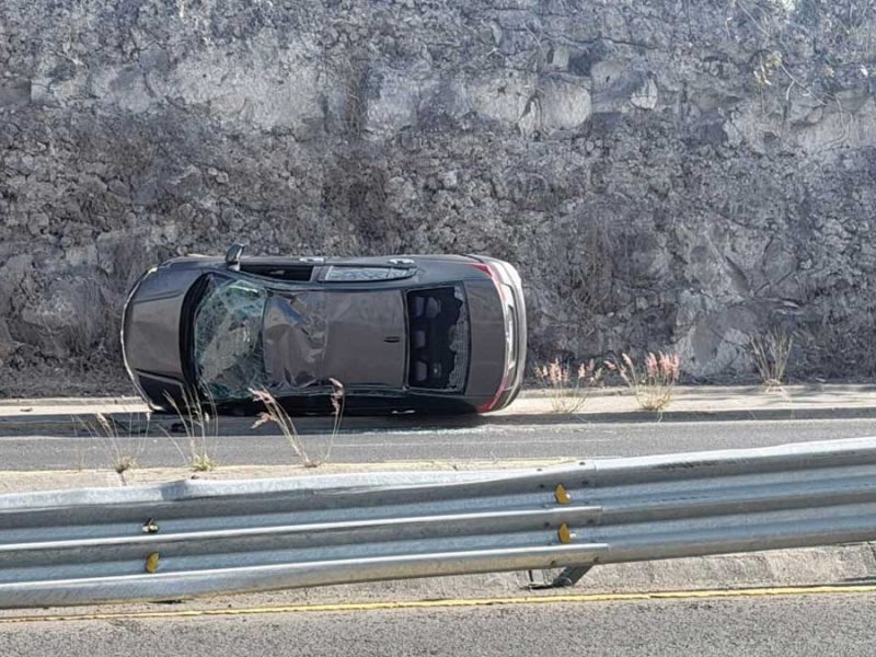 Vuela en el Cuarto Cinturón Vial: Vuelca sedán gris al perder control en zona de curvas