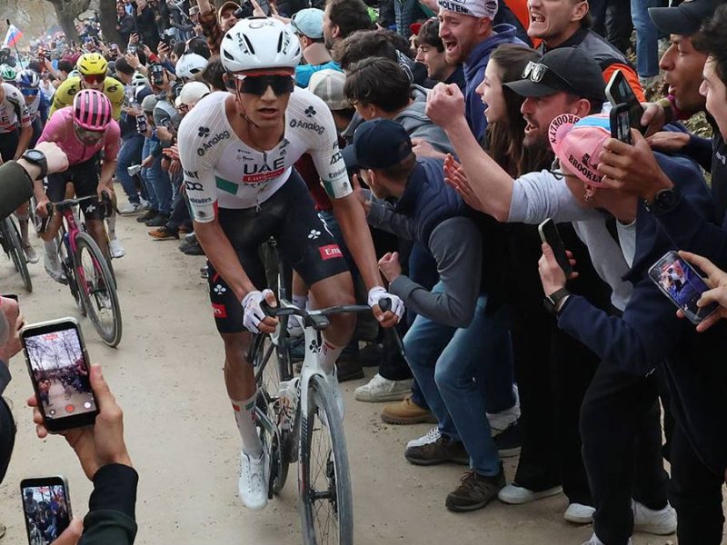 Isaac del Toro brilla en Italia: El mexicano conquista el podio de la Strade Bianche 2026