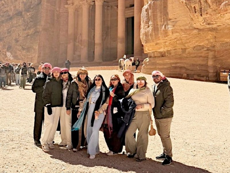 Llegan a Sinaloa 14 turistas varados en Jordania