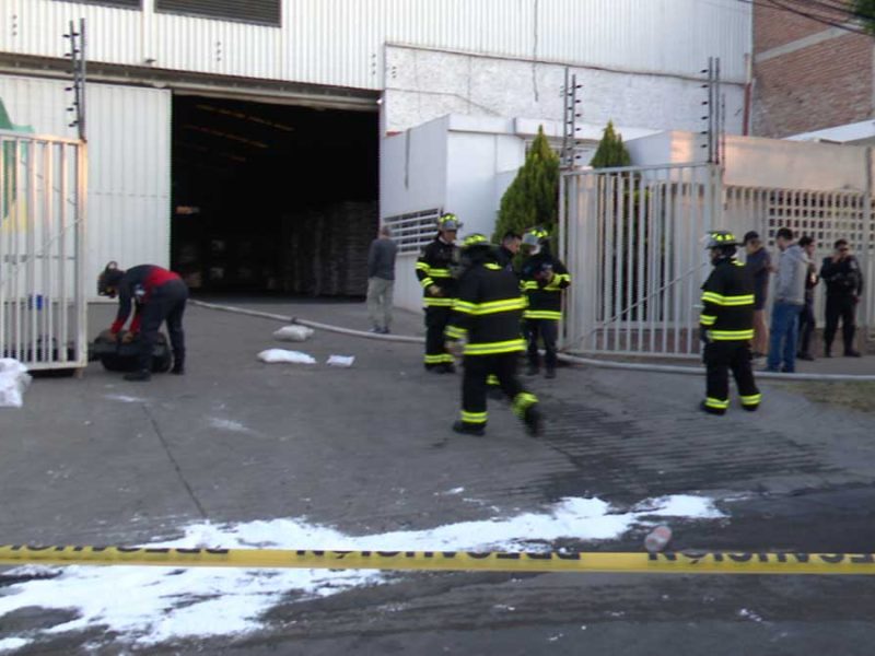 León: Llamas consumen fábrica de químicos y pieles en La Piscina