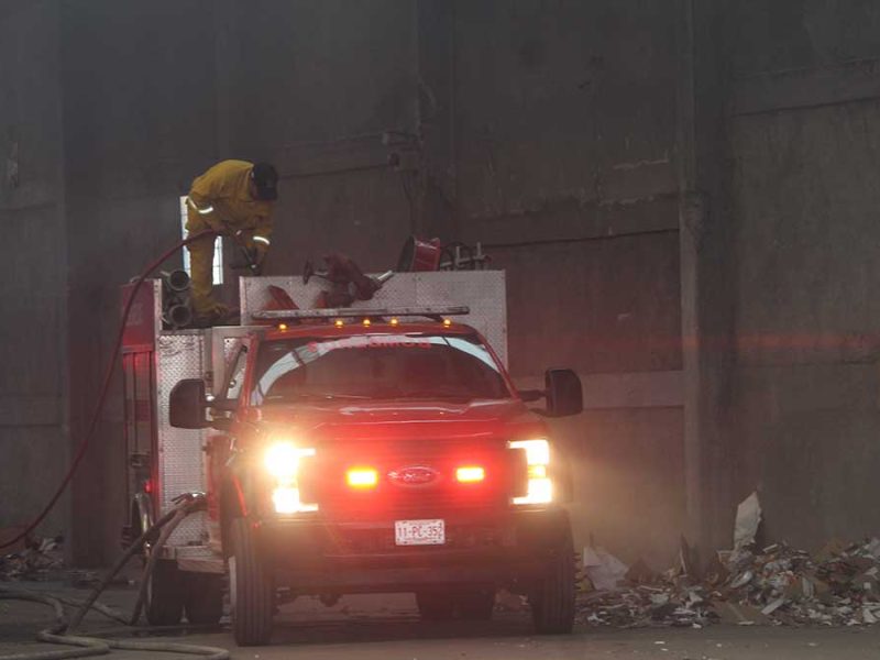 Policías viales de León combaten incendio en recicladora del Timoteo Lozano