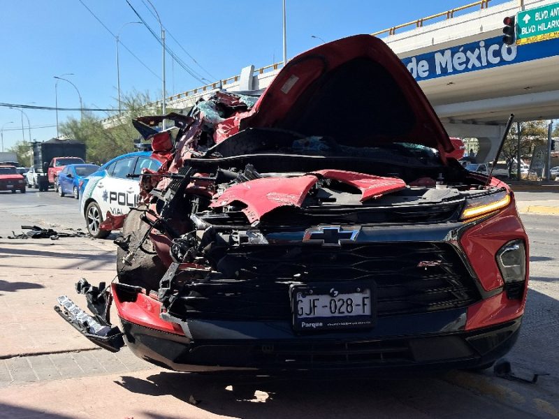 Chocan mujeres en camioneta con camión de carga en el Libramiento