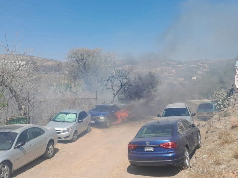 Se incendian vehículos en barrio de Mellado
