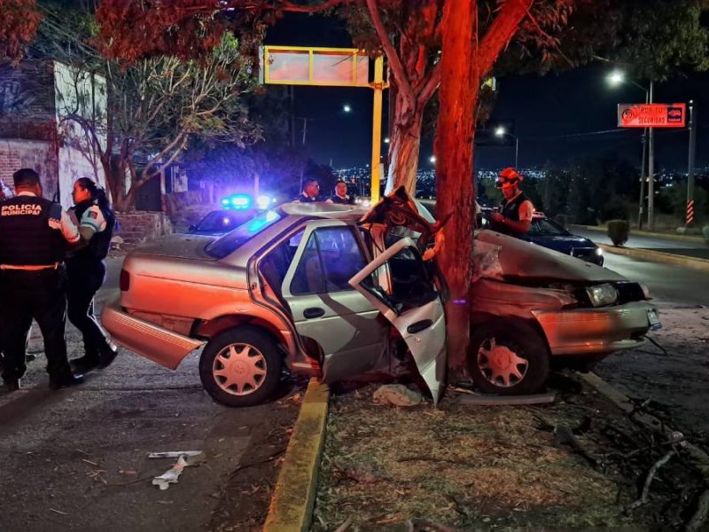 María pierde el control de su coche, se estrella contra un árbol y queda prensada, en Mirador Campestre