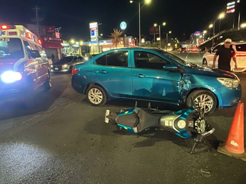 Choca motociclista contra auto en inmediaciones de plaza comercial