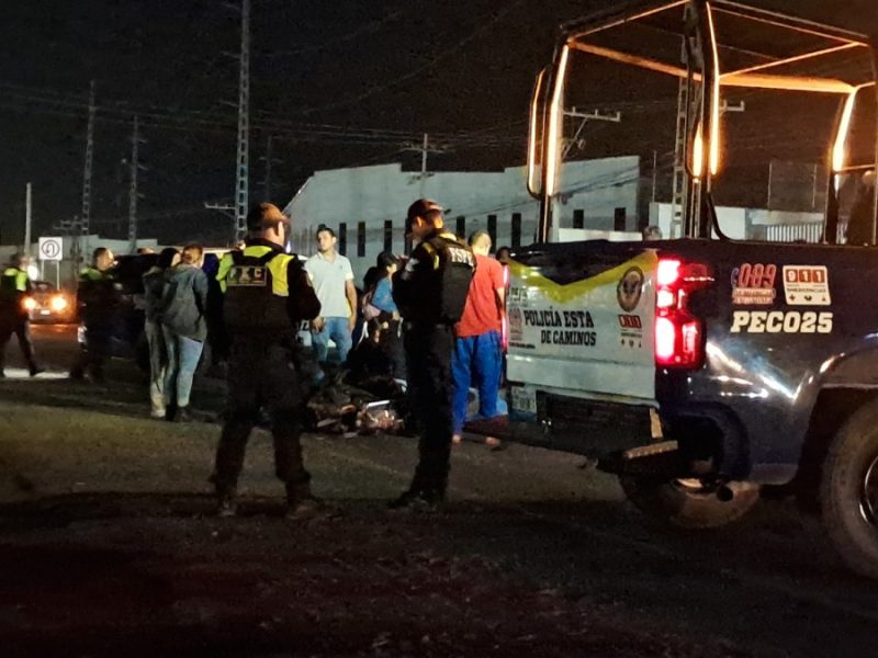 Fallece motociclista al estrellarse en un camión de carga