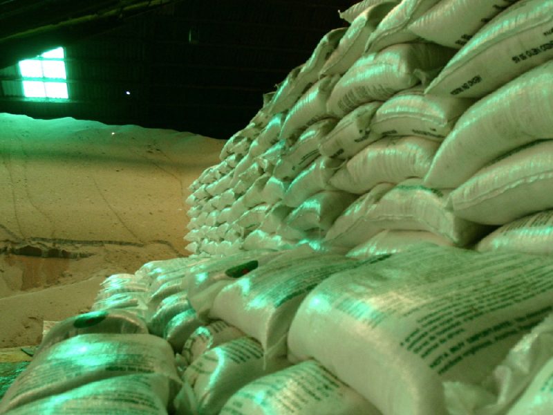 Bloqueo en Ormuz dispara 55% el precio de fertilizantes en México