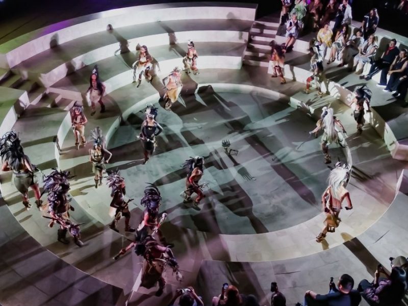 “Los Guamares de la Noche”: Celebran fusión de identidad chichimeca y moda contemporánea en el Forum Cultural