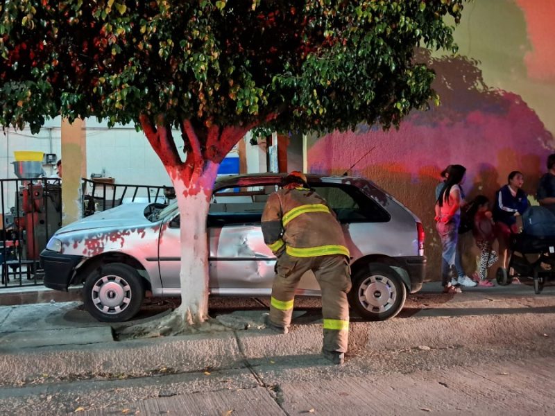 Impacta conductor auto en fachada de tortillería en Valle del Real