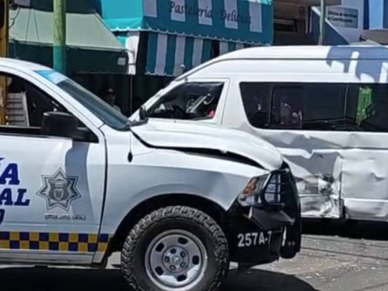 Policía de Pénjamo se pasa el alto y choca contra transporte de personal; hay seis heridos