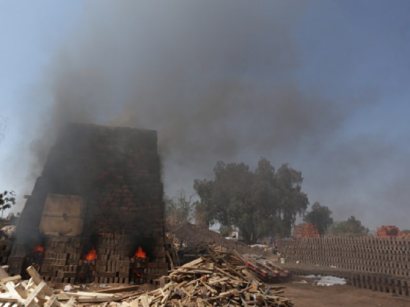 Guanajuato olvida estrategia para ladrilleros: eliminan recursos mientras crece polución
