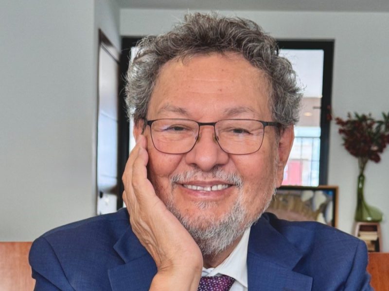 Reconocerá Universidad de Guanajuato a Élmer Mendoza, escritor de novela negra, con el Premio Jorge Ibargüengoitia