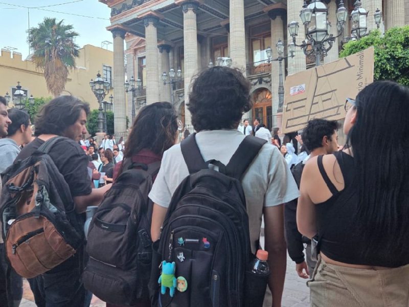 Protestan en restaurante por presunto encubrimiento de agresor en marcha 8M