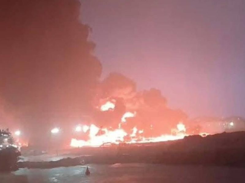 Incendio en Refinería Olmeca deja cinco muertos; Pemex culpa a las lluvias por desborde