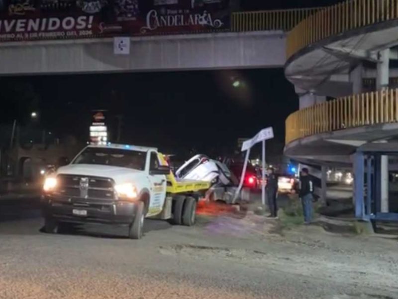 ¿Carretera en mal estado? Camioneta termina montada en el muro de contención