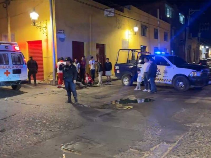 Choca patrulla en el Centro de Salvatierra; se pasan luz roja del semáforo