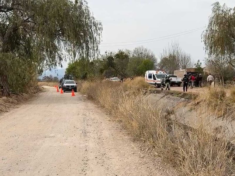 Campesinos localizan a hombre muerto a la orilla de un canal en Salvatierra