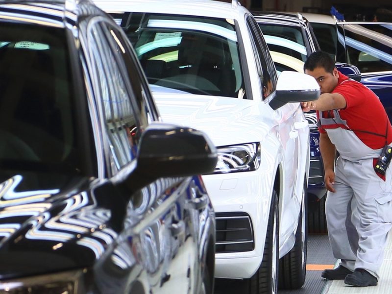 Prevén impacto a semiconductores del sector automotriz con cierre del estrecho de Ormuz