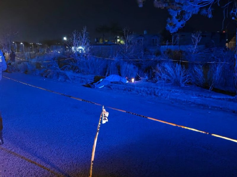 Muere motociclista al derrapar y golpearse en árbol en Distribuidor Vial de San Francisco