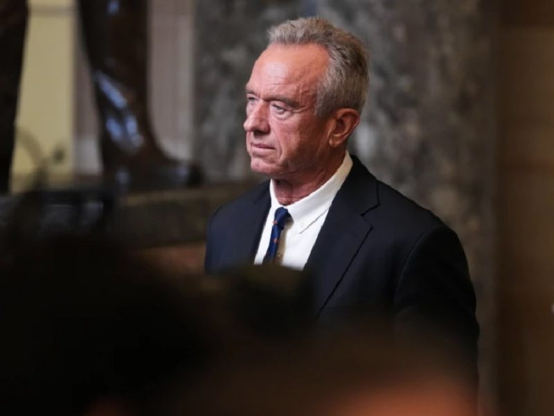 Juez impide que gobierno de EU reduzca recomendaciones sobre vacunas